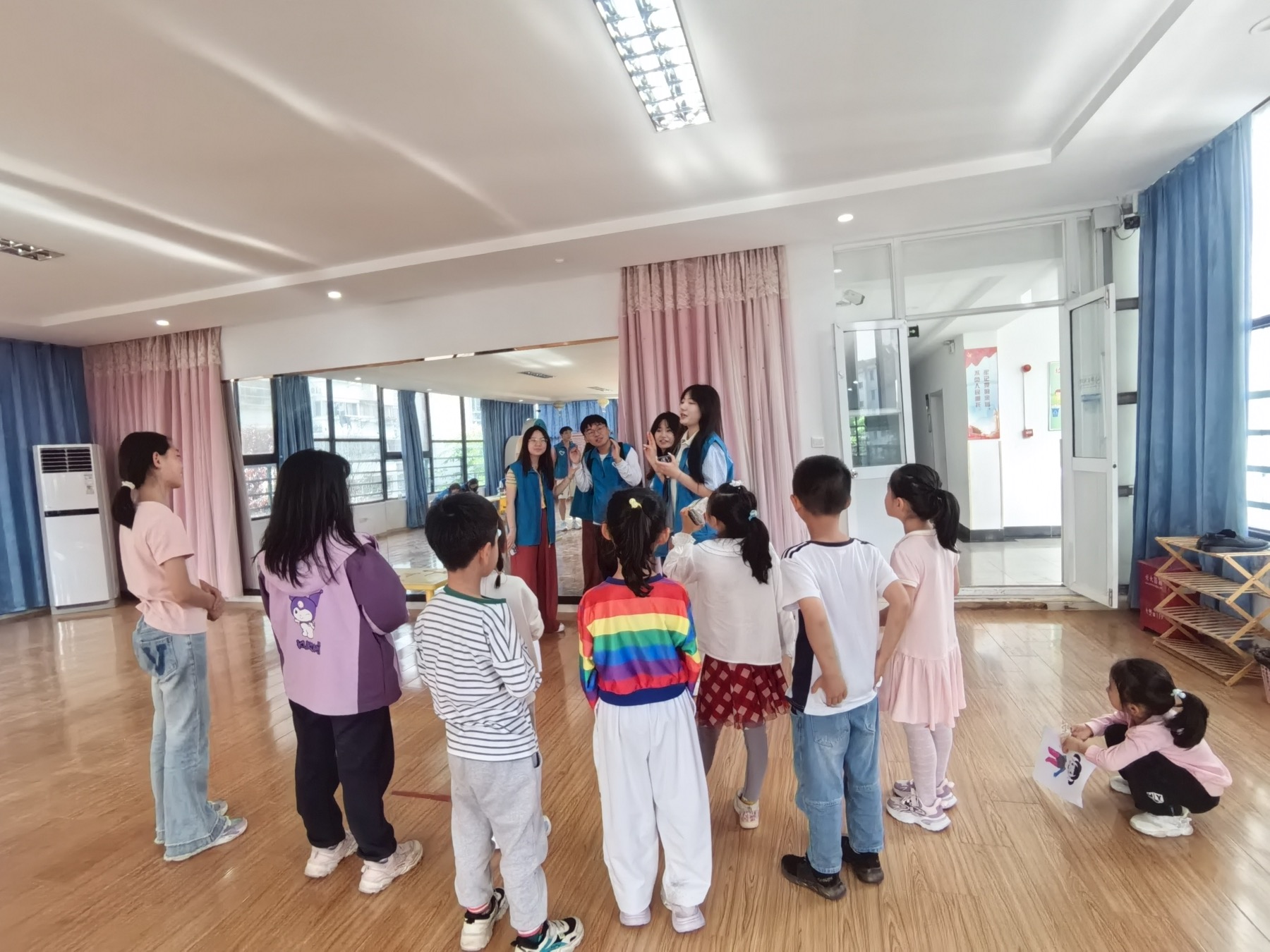 志愿者与儿童开展安全教育互动活动